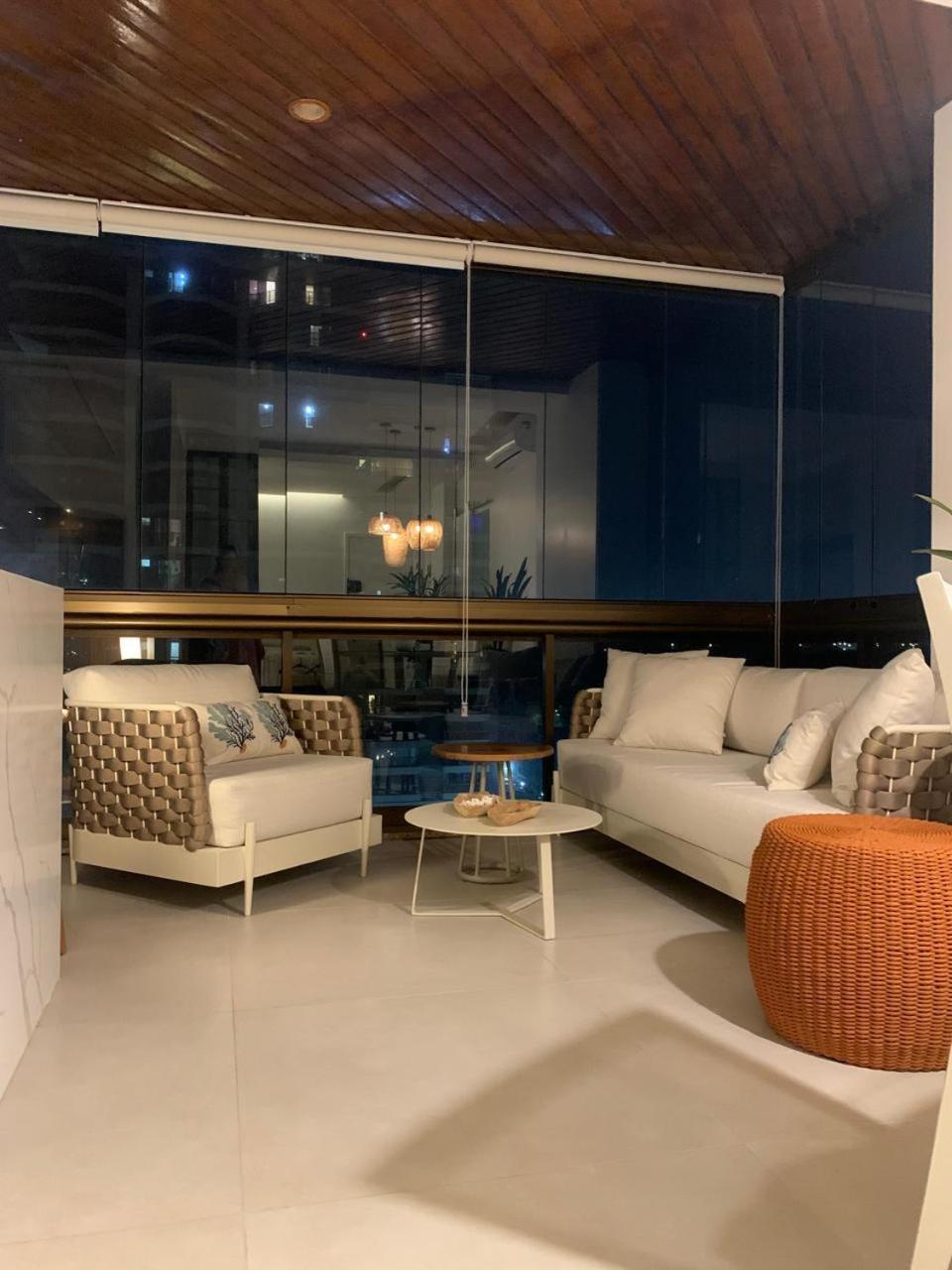 Lindo apto no melhor lugar da Barra da Tijuca! Com uma vista de tirar o fôlego, frente para o mar! Totalmente equipado e decorado ao lado dos melhores hoté