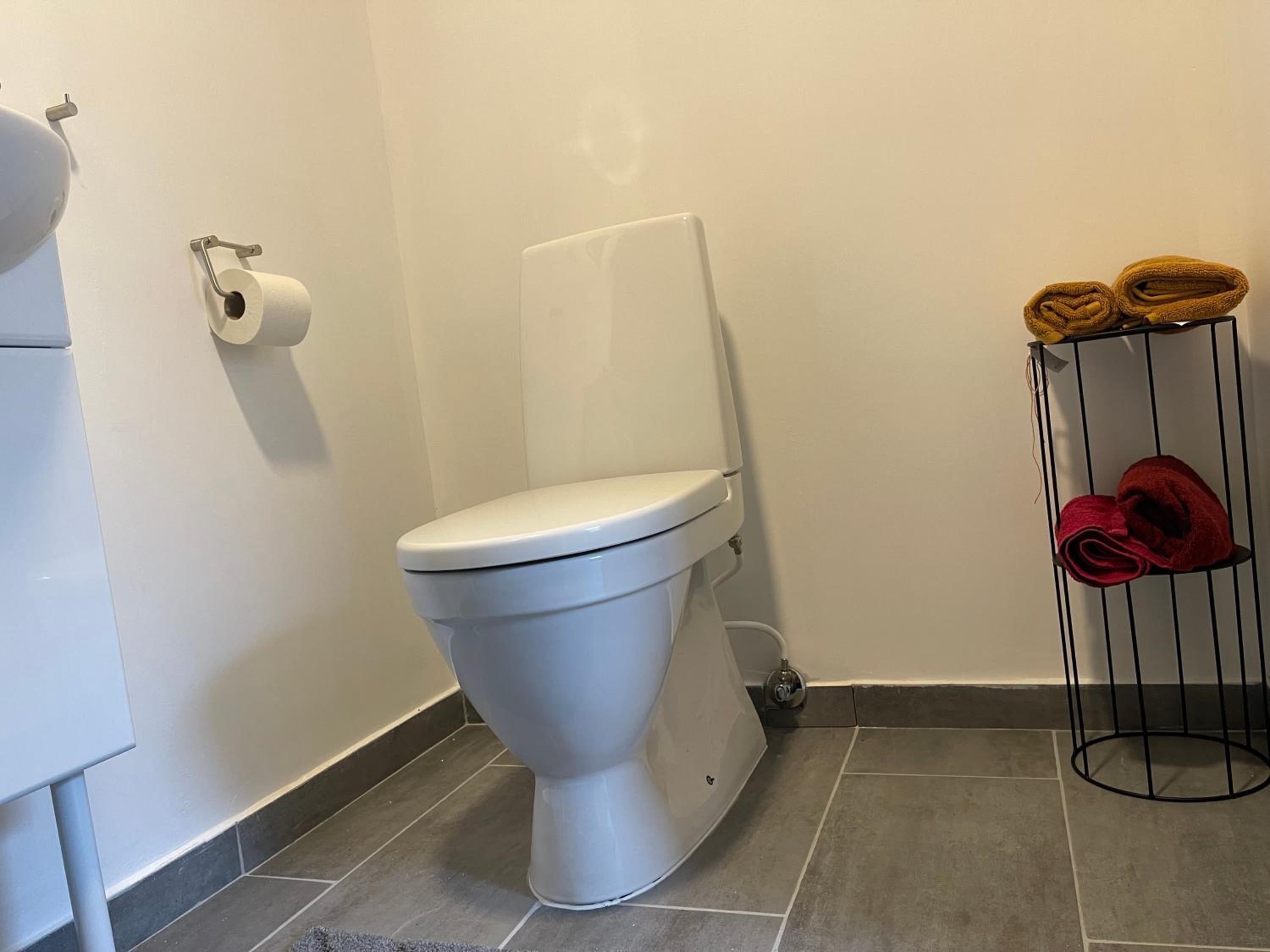 Billund- Newly renovated 1 bedroom kitchen view 2