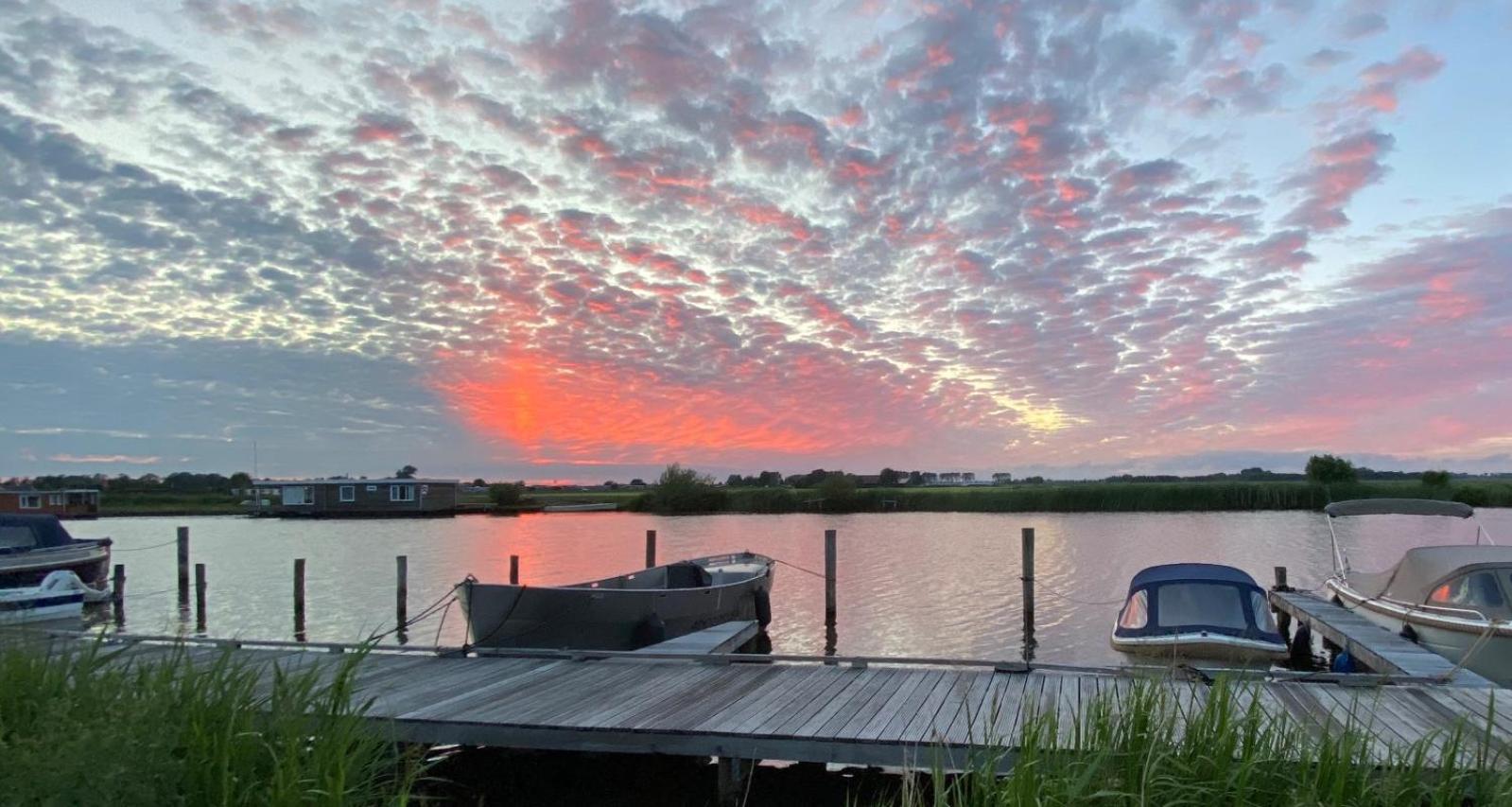 Waterchalet number 6 Recreationpark Yn'e Lijte Grou met ligplaats boot