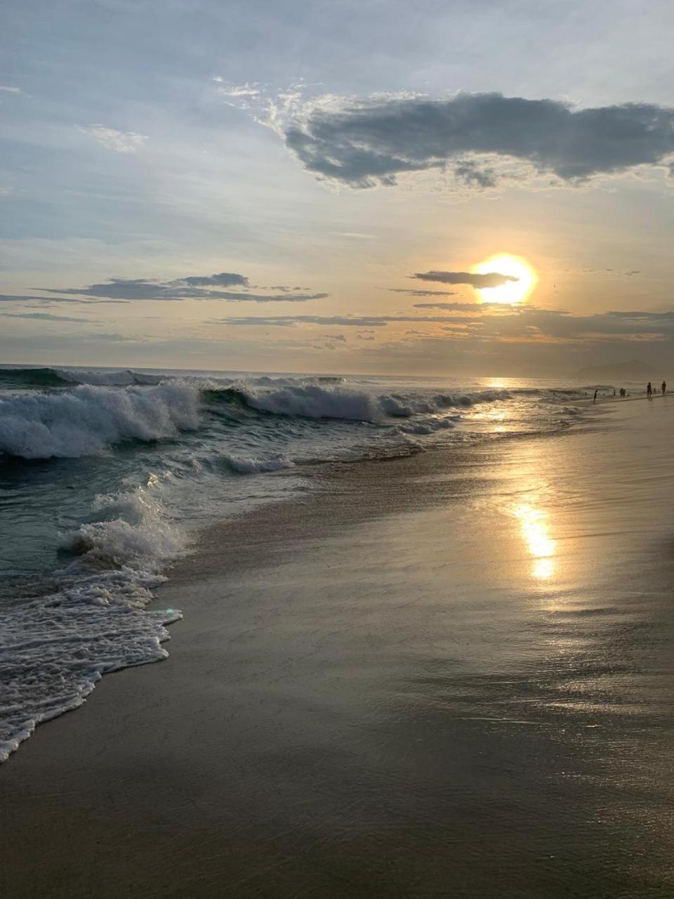 Lindo apto no melhor lugar da Barra da Tijuca! Com uma vista de tirar o fôlego, frente para o mar! Totalmente equipado e decorado ao lado dos melhores hoté