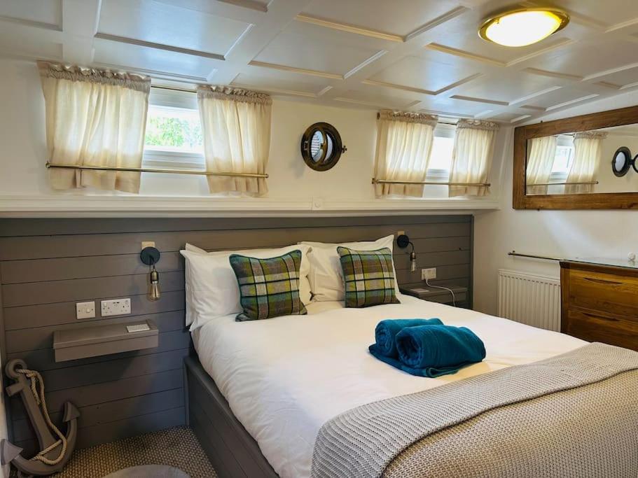 Unique Houseboat Experience I Central City Break view 2