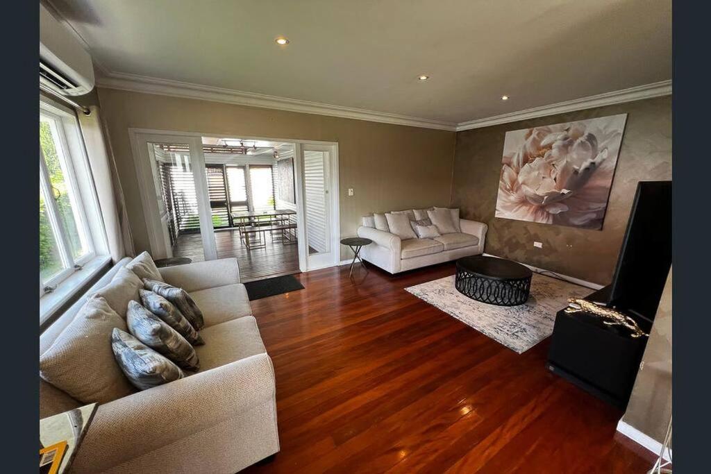 Massive 5bdr Home Games Room Wi-Fi Netflix
