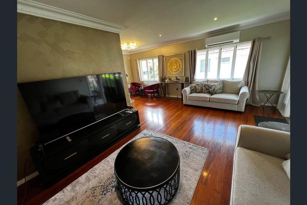 Massive 5bdr Home Games Room Wi-Fi Netflix