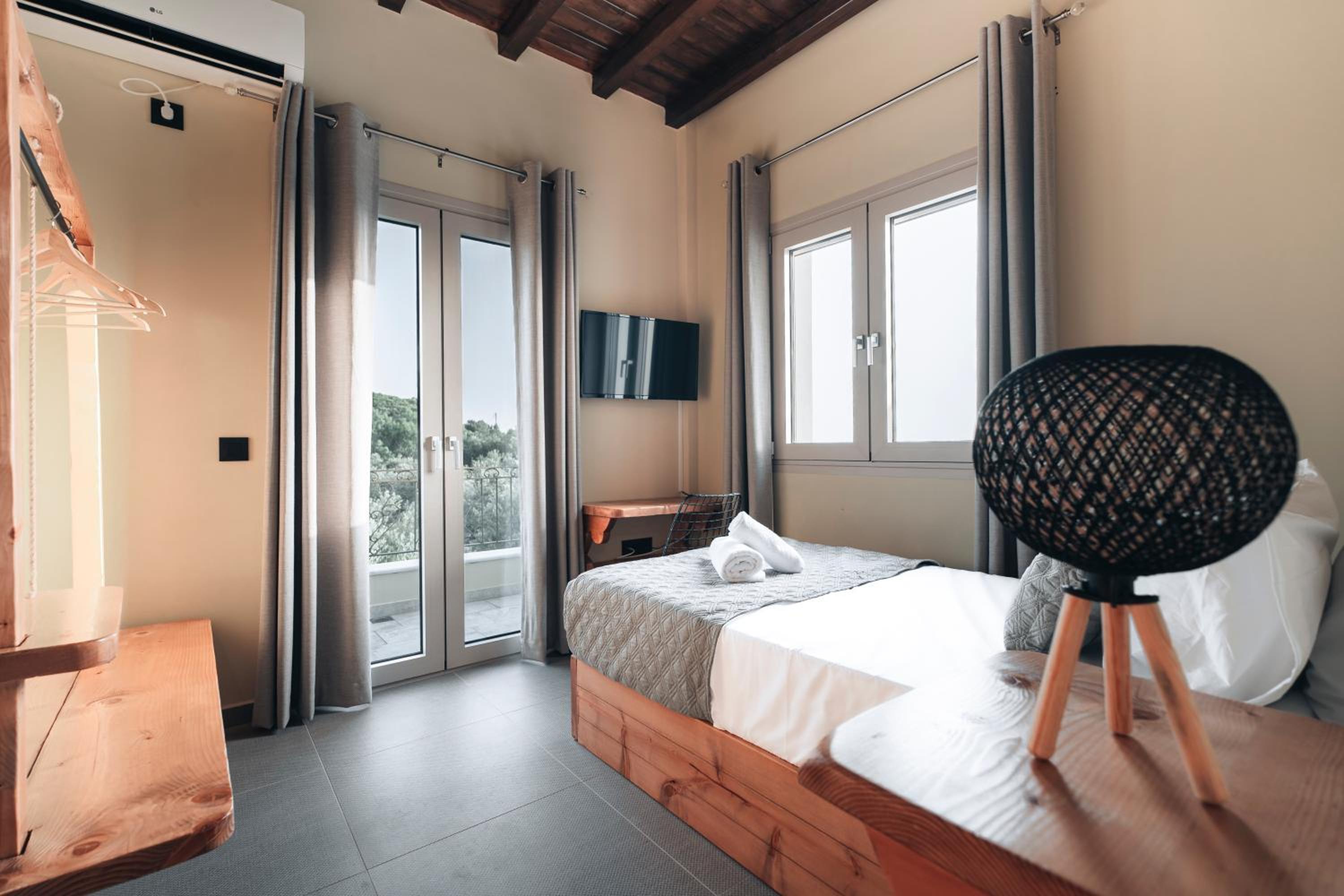 Villa Di Leon - Uniquely Designed Villa with Pool in a Picturesque Village near Famous Porto Limnionas, Offering Exceptional Hospitality By Villa Mana Gers