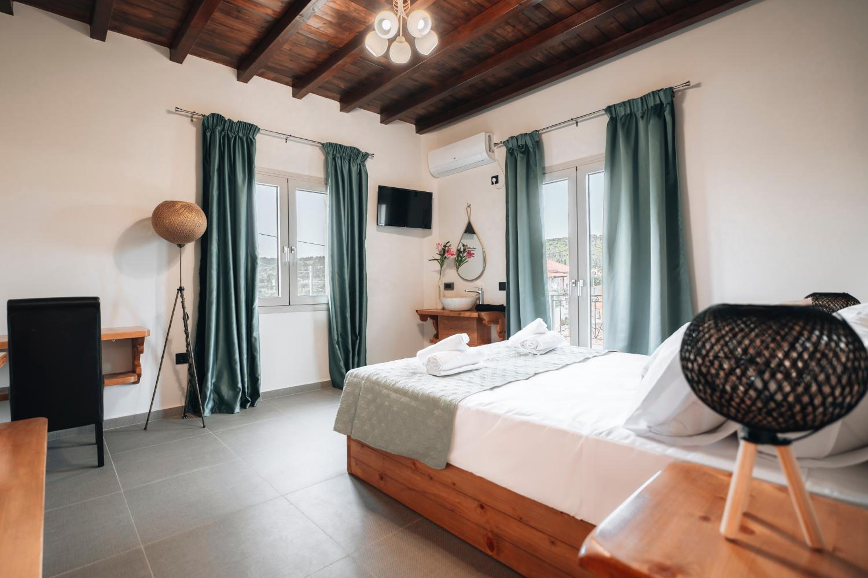 Villa Di Leon - Uniquely Designed Villa with Pool in a Picturesque Village near Famous Porto Limnionas, Offering Exceptional Hospitality By Villa Mana Gers