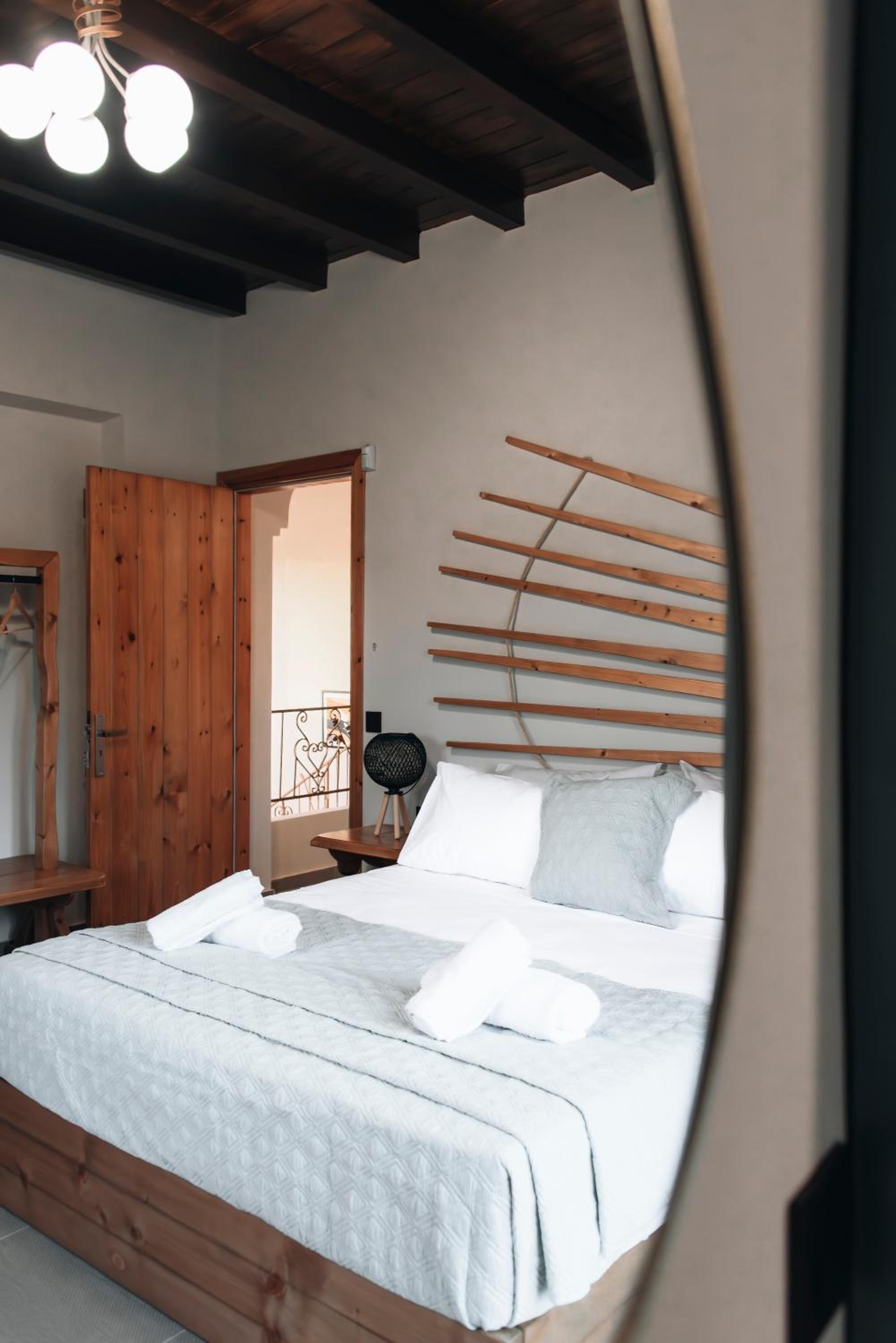 Villa Di Leon - Uniquely Designed Villa with Pool in a Picturesque Village near Famous Porto Limnionas, Offering Exceptional Hospitality By Villa Mana Gers