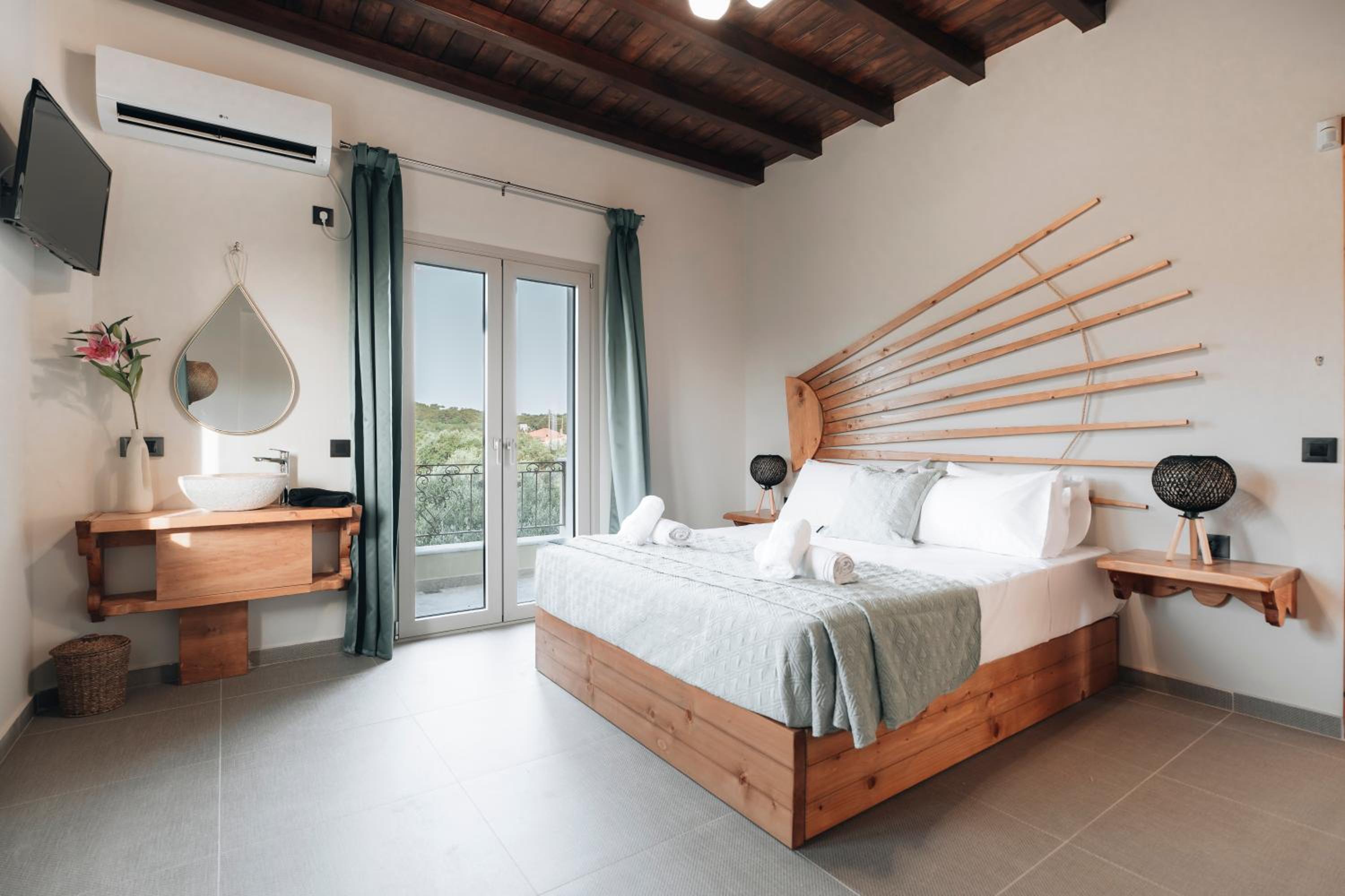 Villa Di Leon - Uniquely Designed Villa with Pool in a Picturesque Village near Famous Porto Limnionas, Offering Exceptional Hospitality By Villa Mana Gers