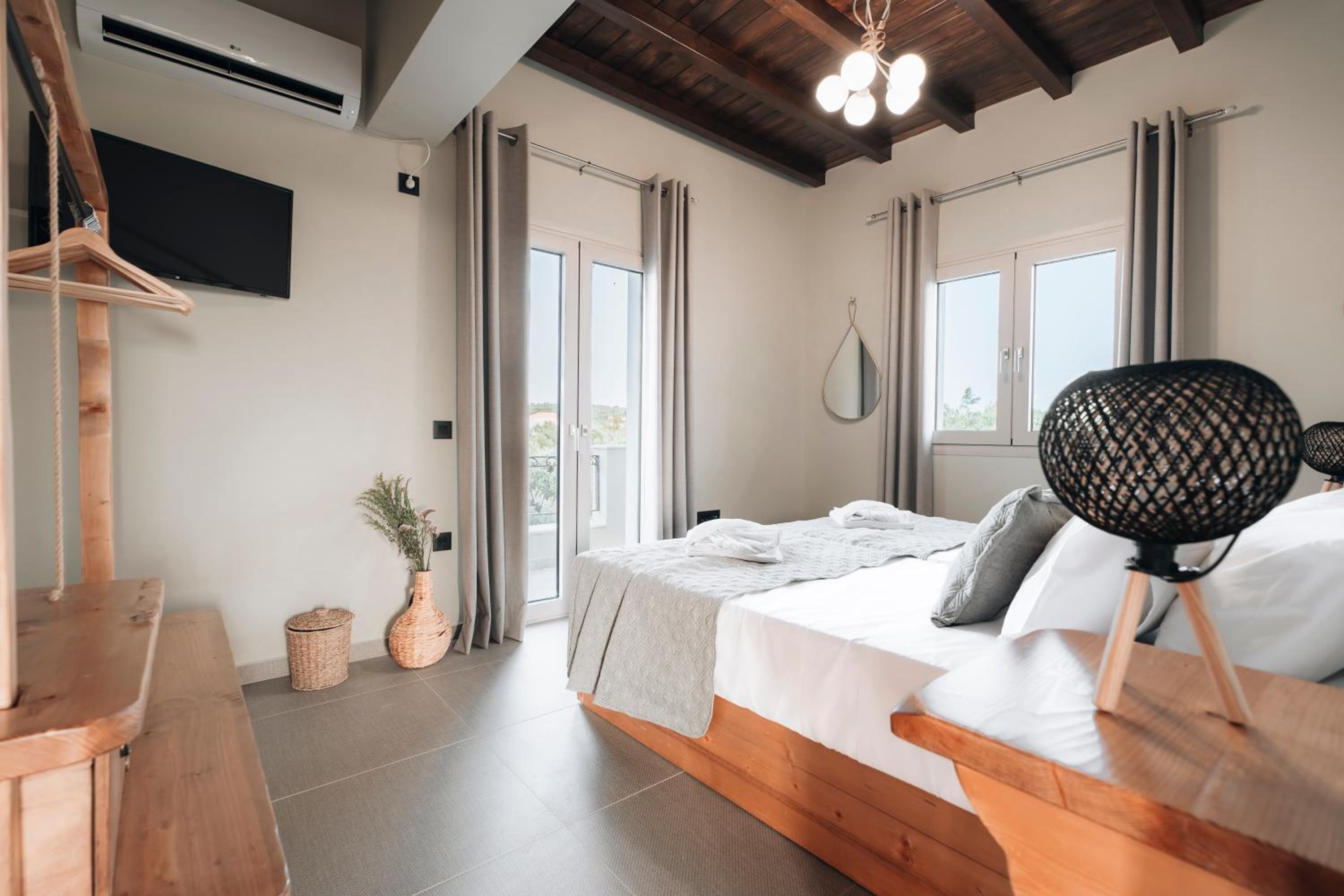 Villa Di Leon - Uniquely Designed Villa with Pool in a Picturesque Village near Famous Porto Limnionas, Offering Exceptional Hospitality By Villa Mana Gers