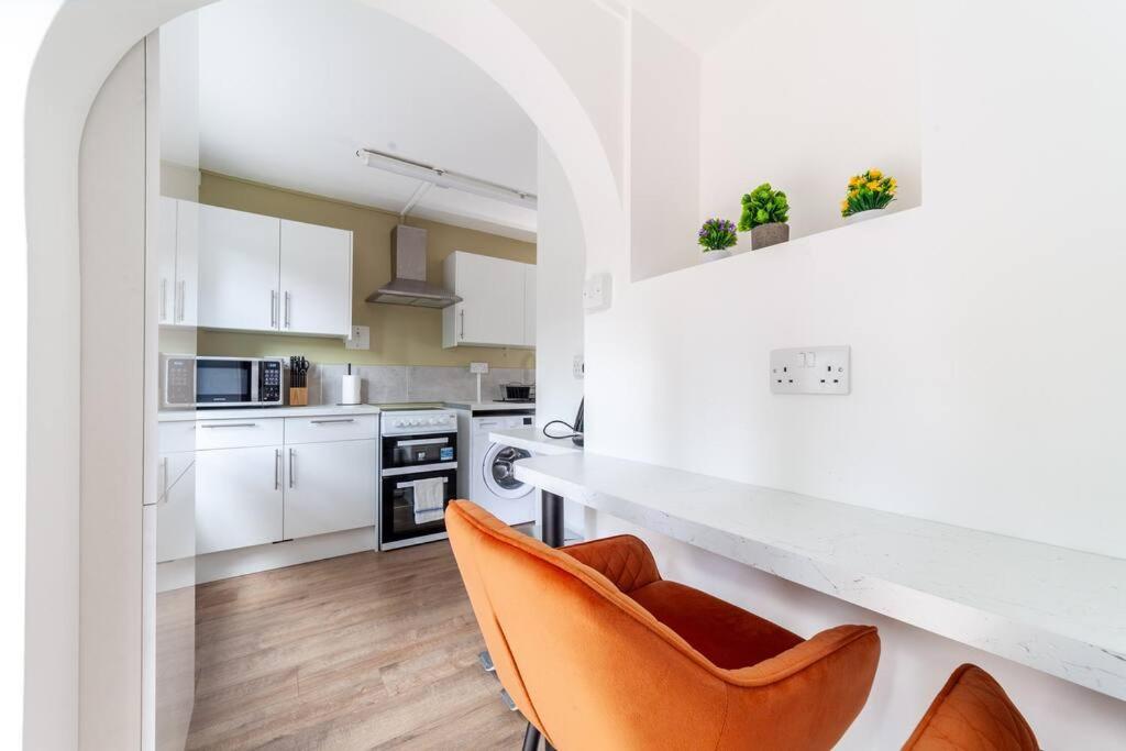 Modern 3BR Escape in Prime London Spot
