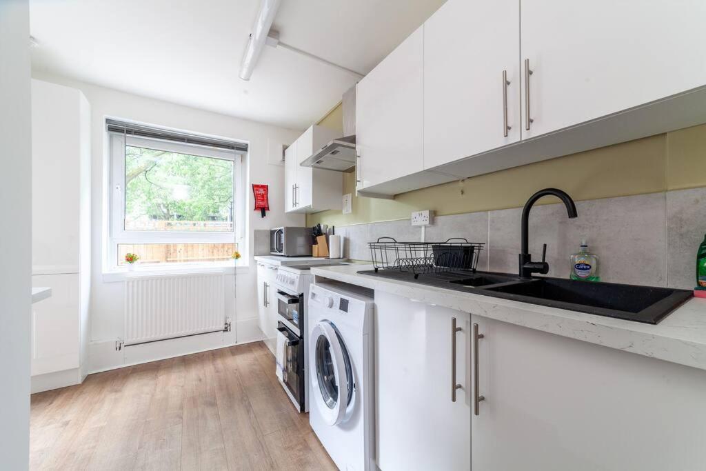 Modern 3BR Escape in Prime London Spot