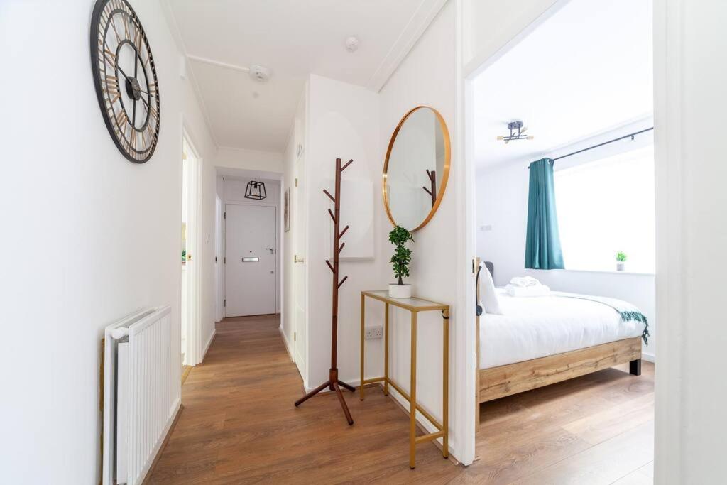 Modern 3BR Escape in Prime London Spot
