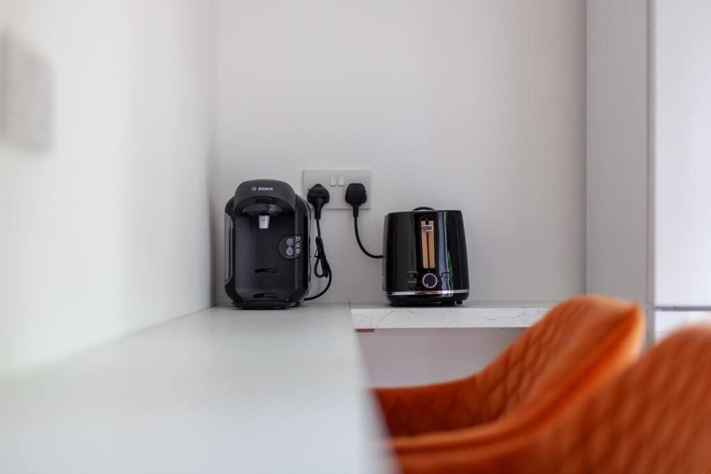 Modern 3BR Escape in Prime London Spot