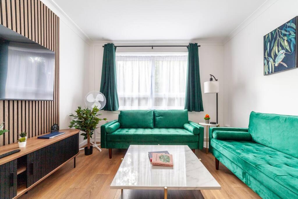 Modern 3BR Escape in Prime London Spot