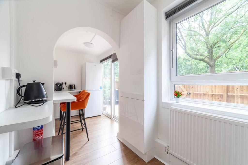 Modern 3BR Escape in Prime London Spot