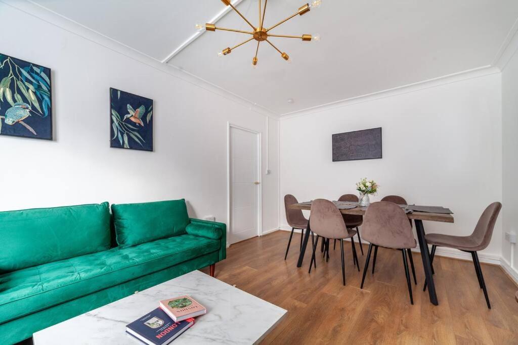 Modern 3BR Escape in Prime London Spot