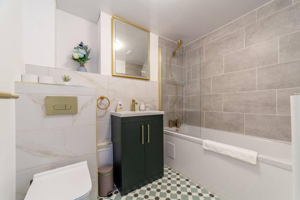 Modern 3BR Escape in Prime London Spot