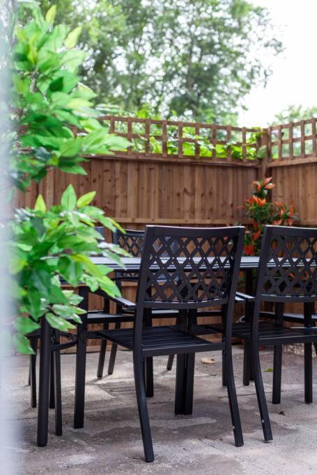 Modern 3BR Escape in Prime London Spot