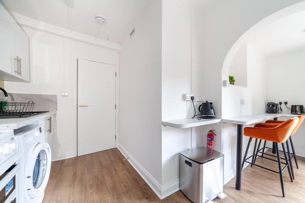 Modern 3BR Escape in Prime London Spot
