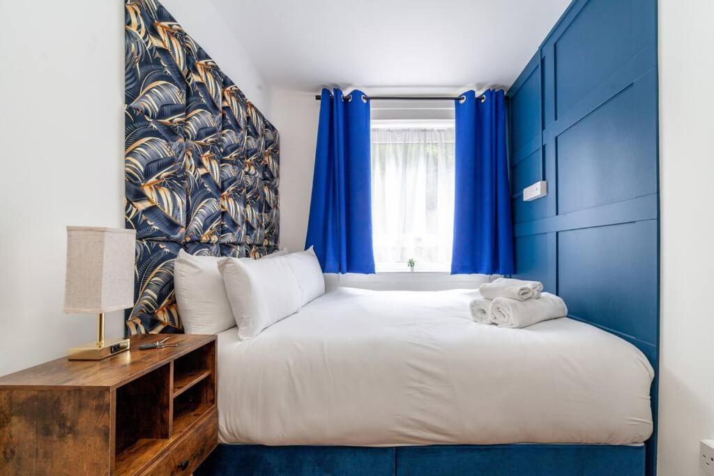 Modern 3BR Escape in Prime London Spot
