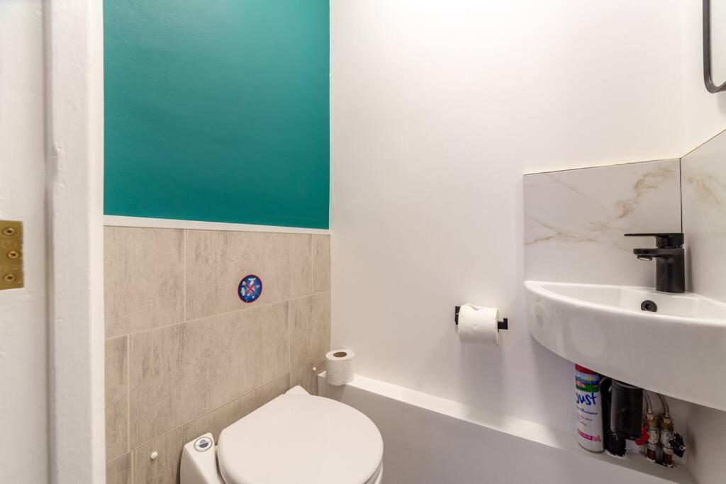 Modern 3BR Escape in Prime London Spot