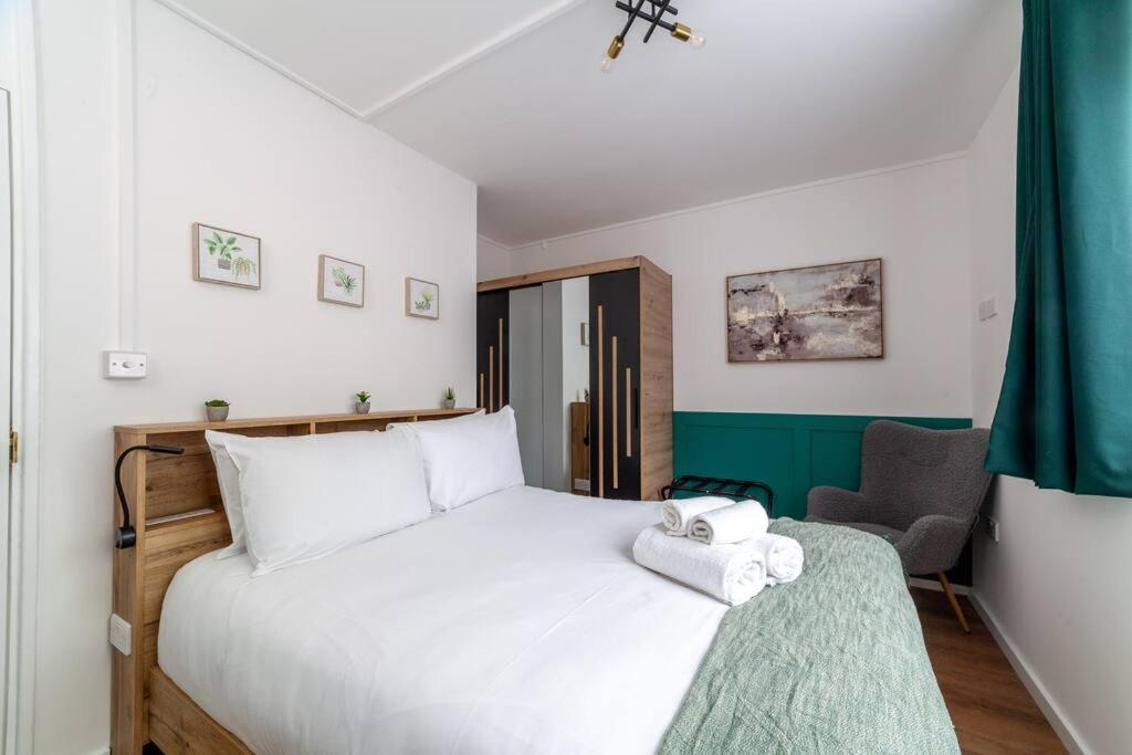 Modern 3BR Escape in Prime London Spot