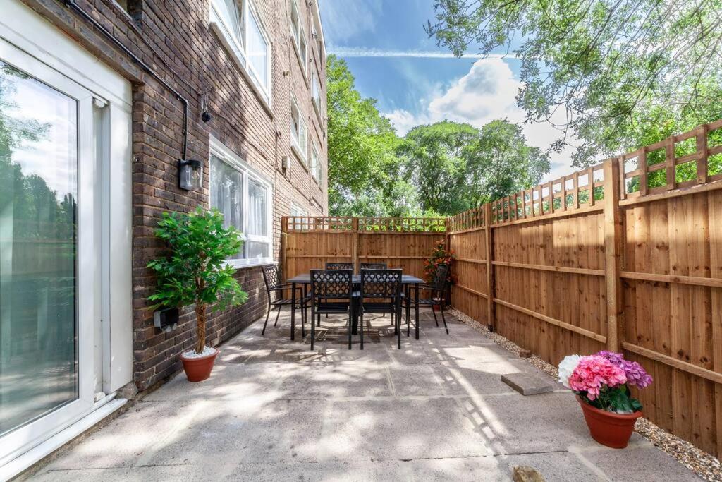 Modern 3BR Escape in Prime London Spot