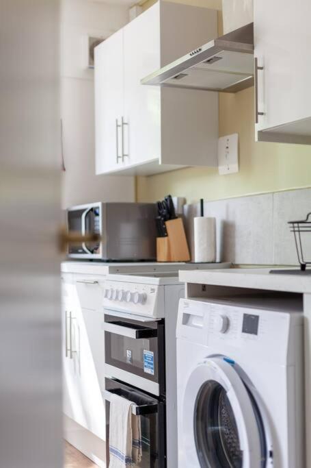 Modern 3BR Escape in Prime London Spot