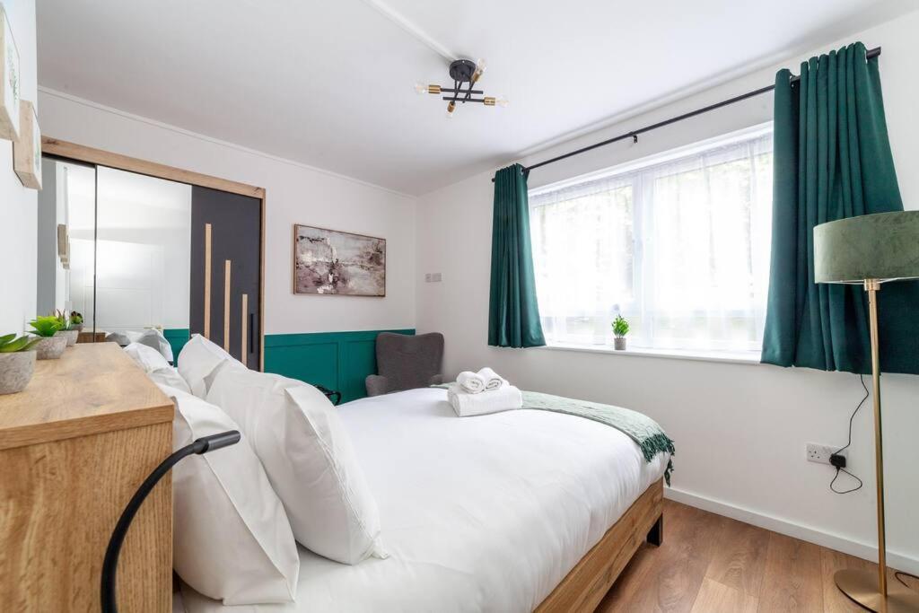 Modern 3BR Escape in Prime London Spot