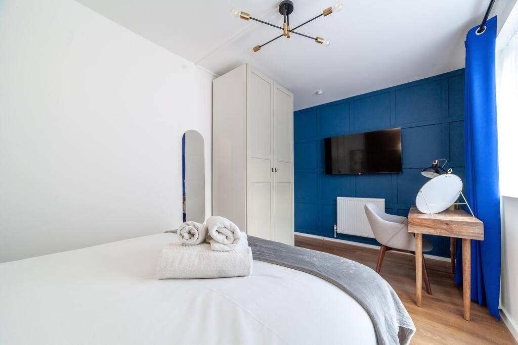 Modern 3BR Escape in Prime London Spot