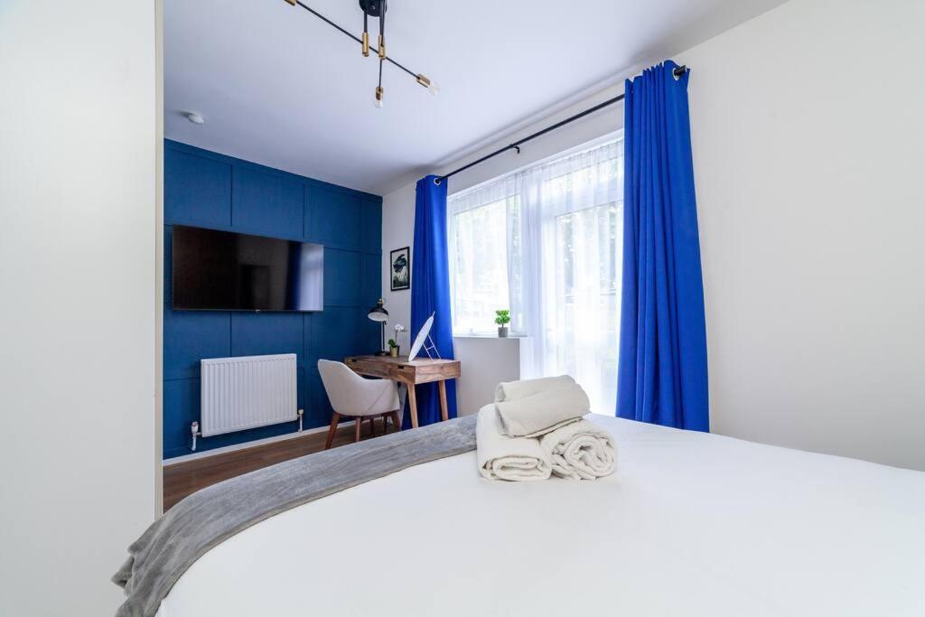 Modern 3BR Escape in Prime London Spot