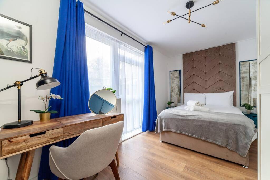 Modern 3BR Escape in Prime London Spot