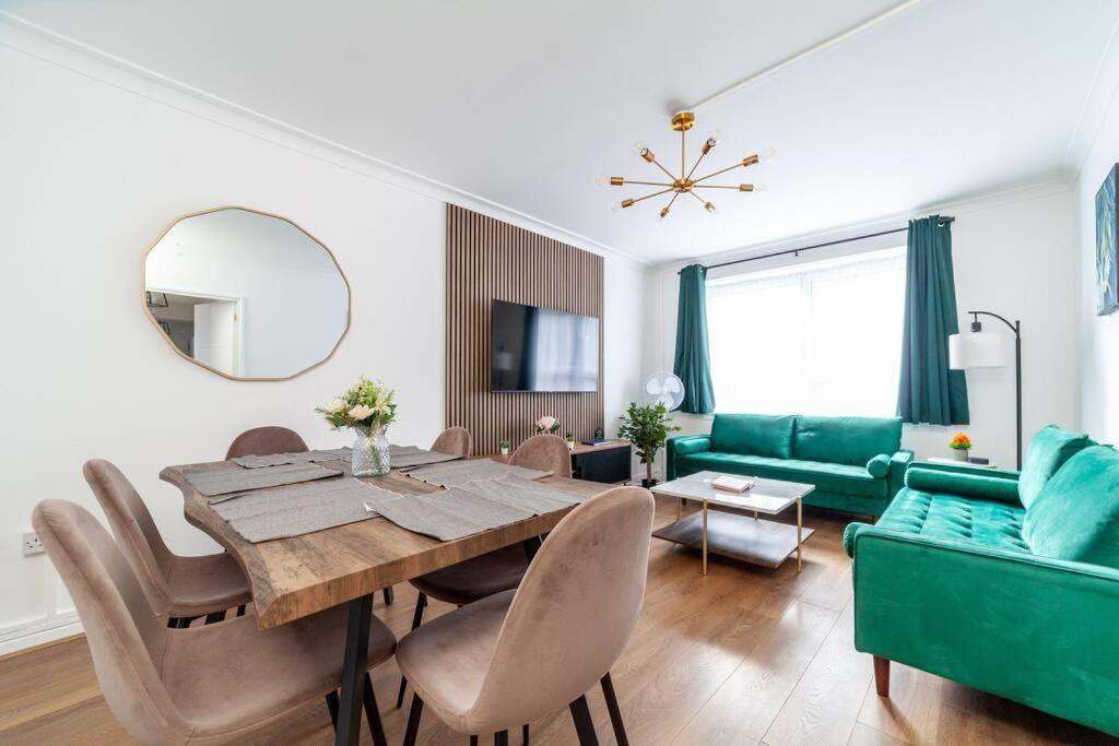 Modern 3BR Escape in Prime London Spot
