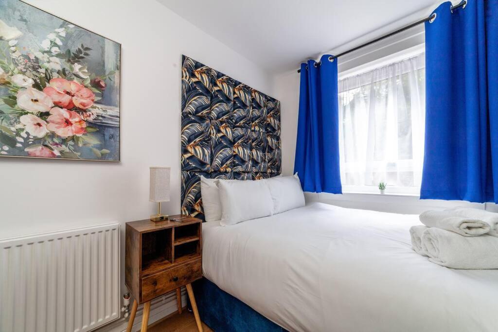 Modern 3BR Escape in Prime London Spot