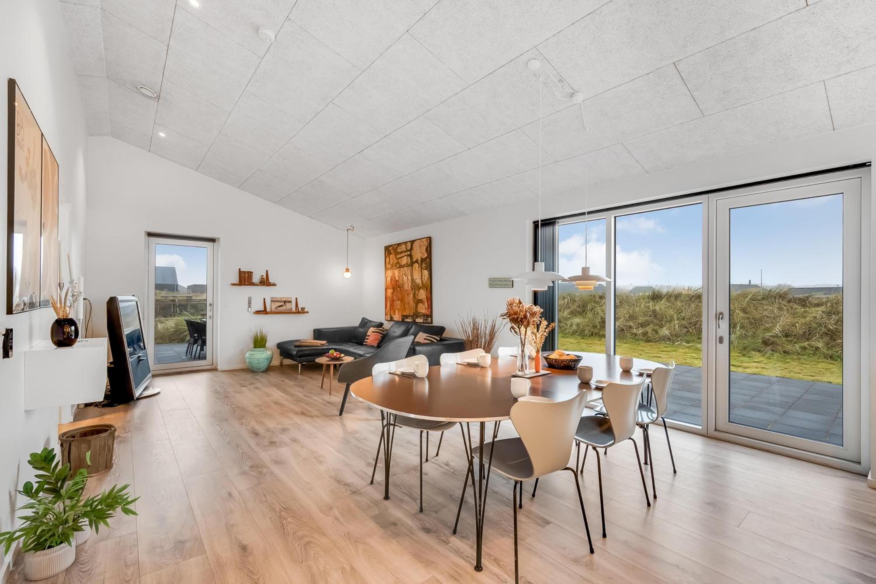 Luxurious 8-Person House With A Spacious Outdoor Spa - 1003