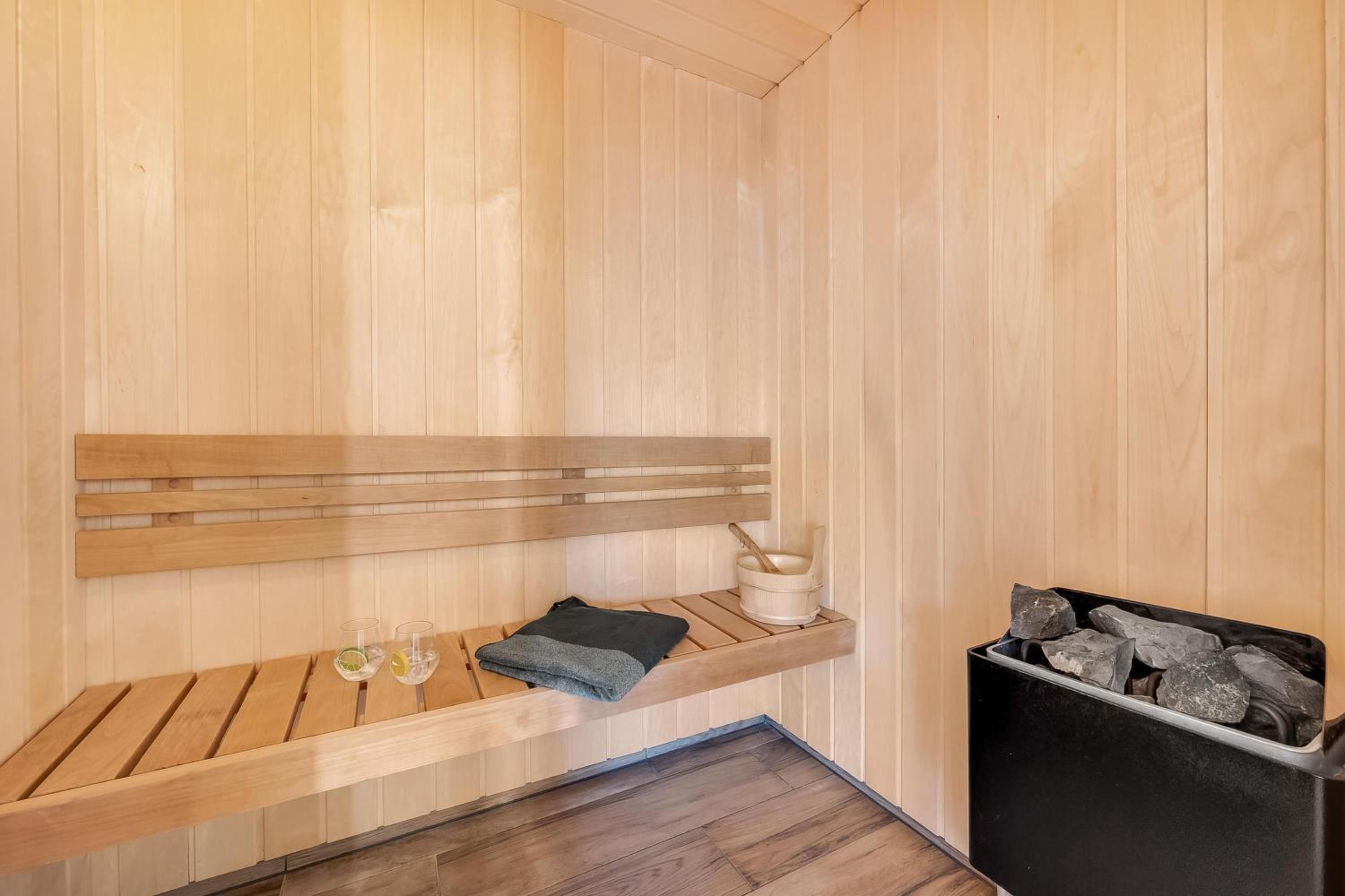 Luxurious 8-Person House With A Spacious Outdoor Spa - 1003
