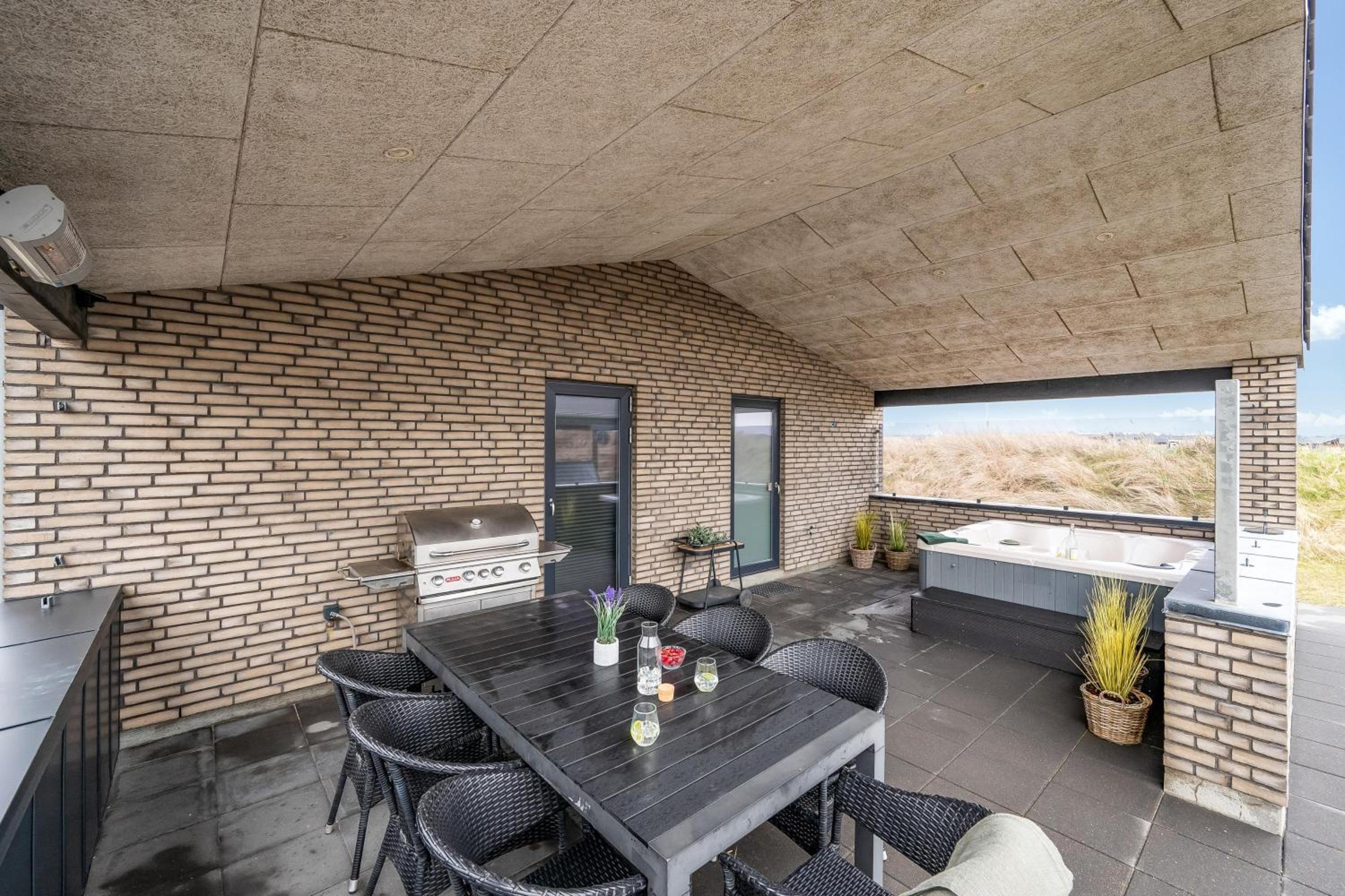 Luxurious 8-Person House With A Spacious Outdoor Spa - 1003