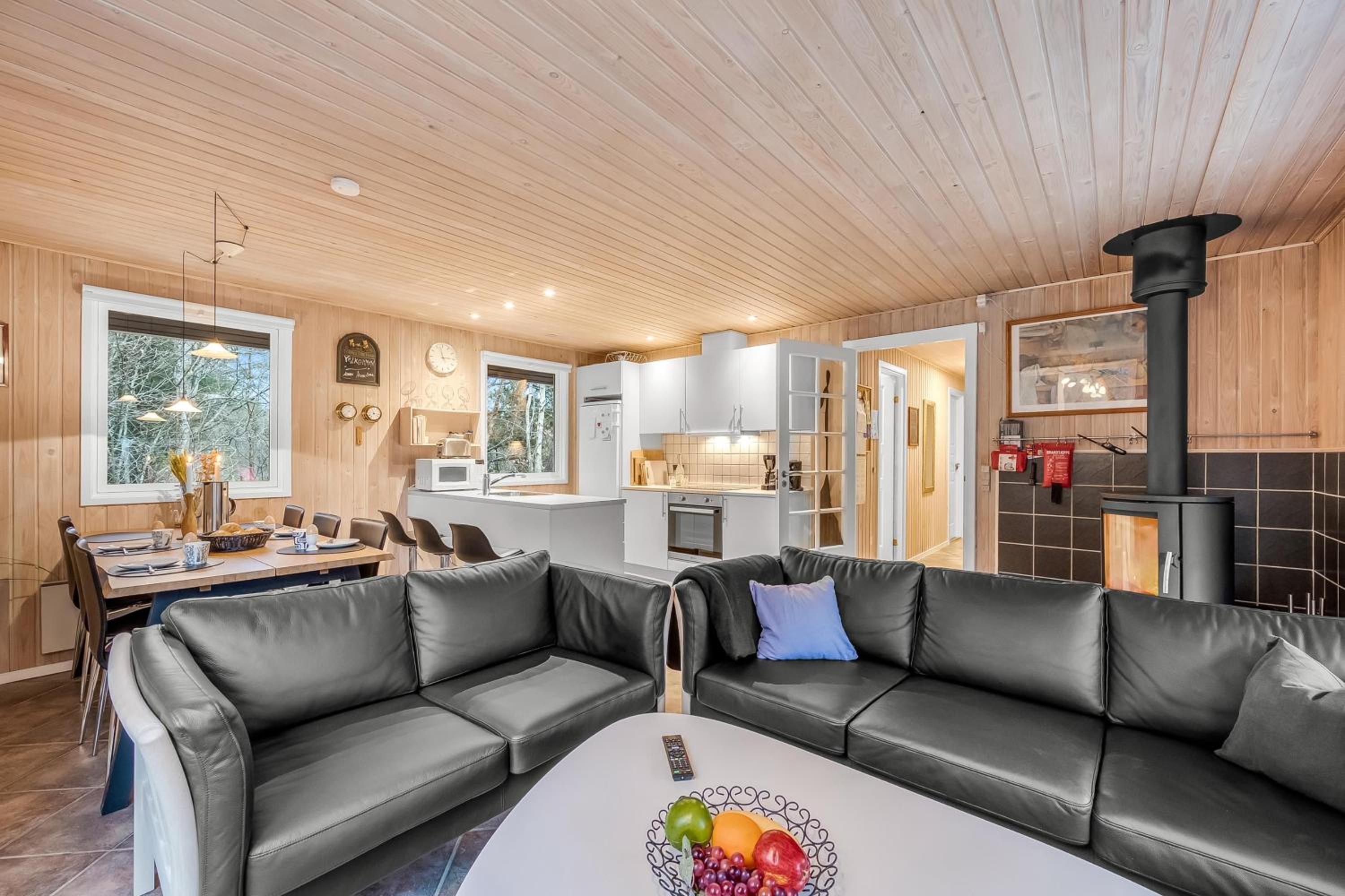Lovely 6-Person Cottage With Outdoor Sauna - 1007 view 3