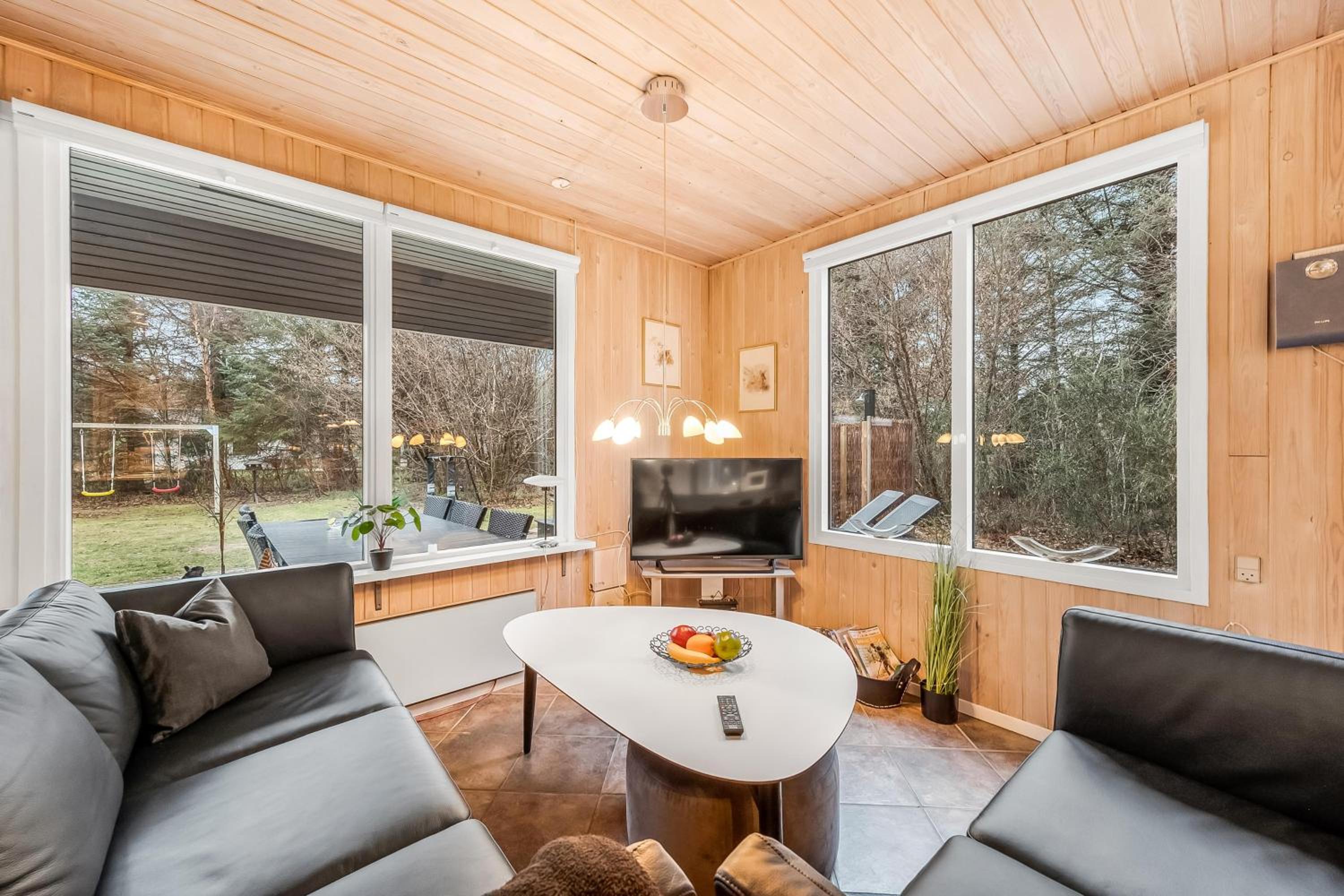 Lovely 6-Person Cottage With Outdoor Sauna - 1007 view 4