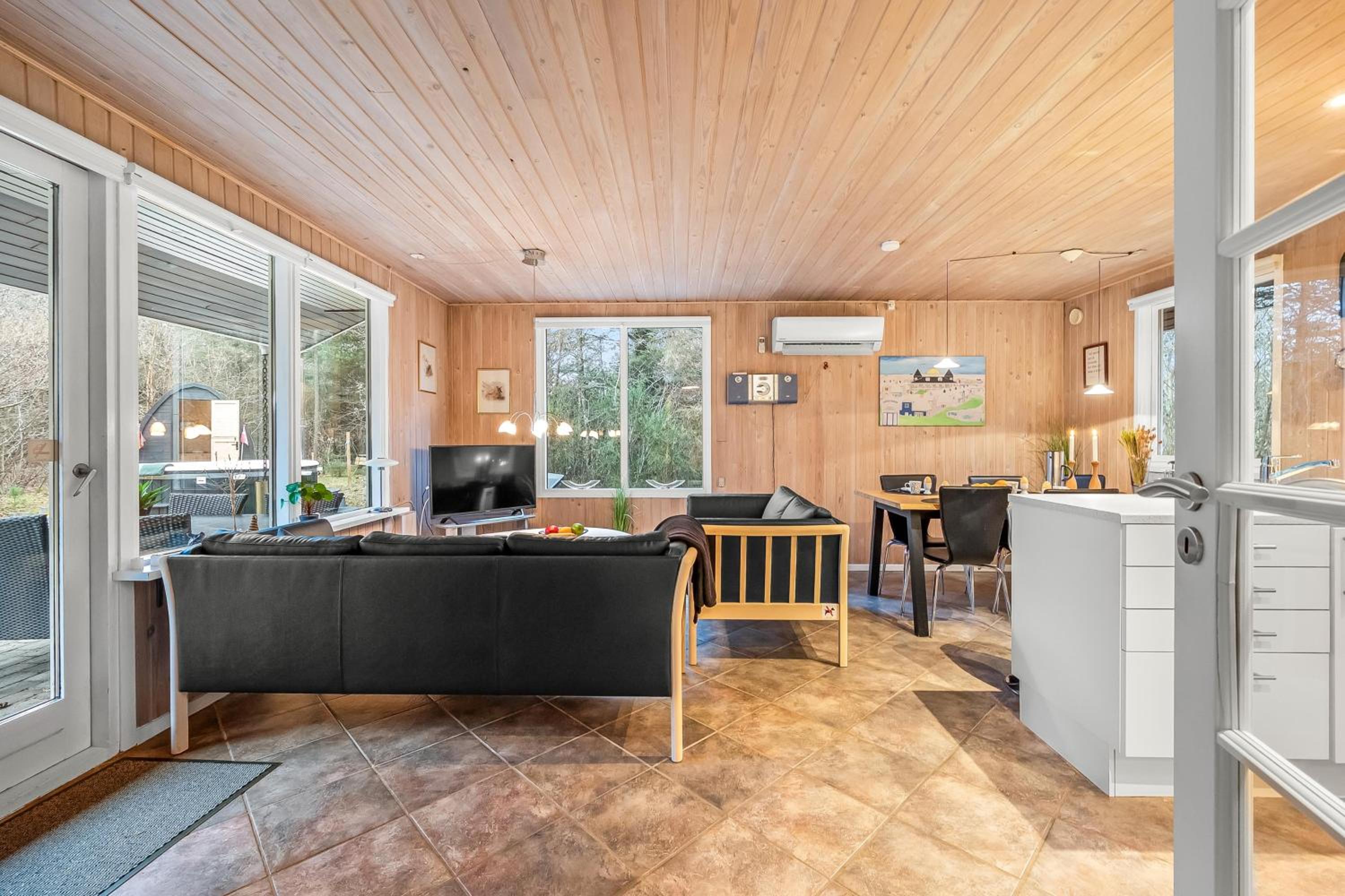 Lovely 6-Person Cottage With Outdoor Sauna - 1007 view 5