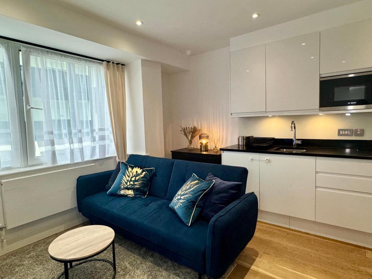 Modern 2 Bedroom Apartment in Central Croydon with Free Parking view 2