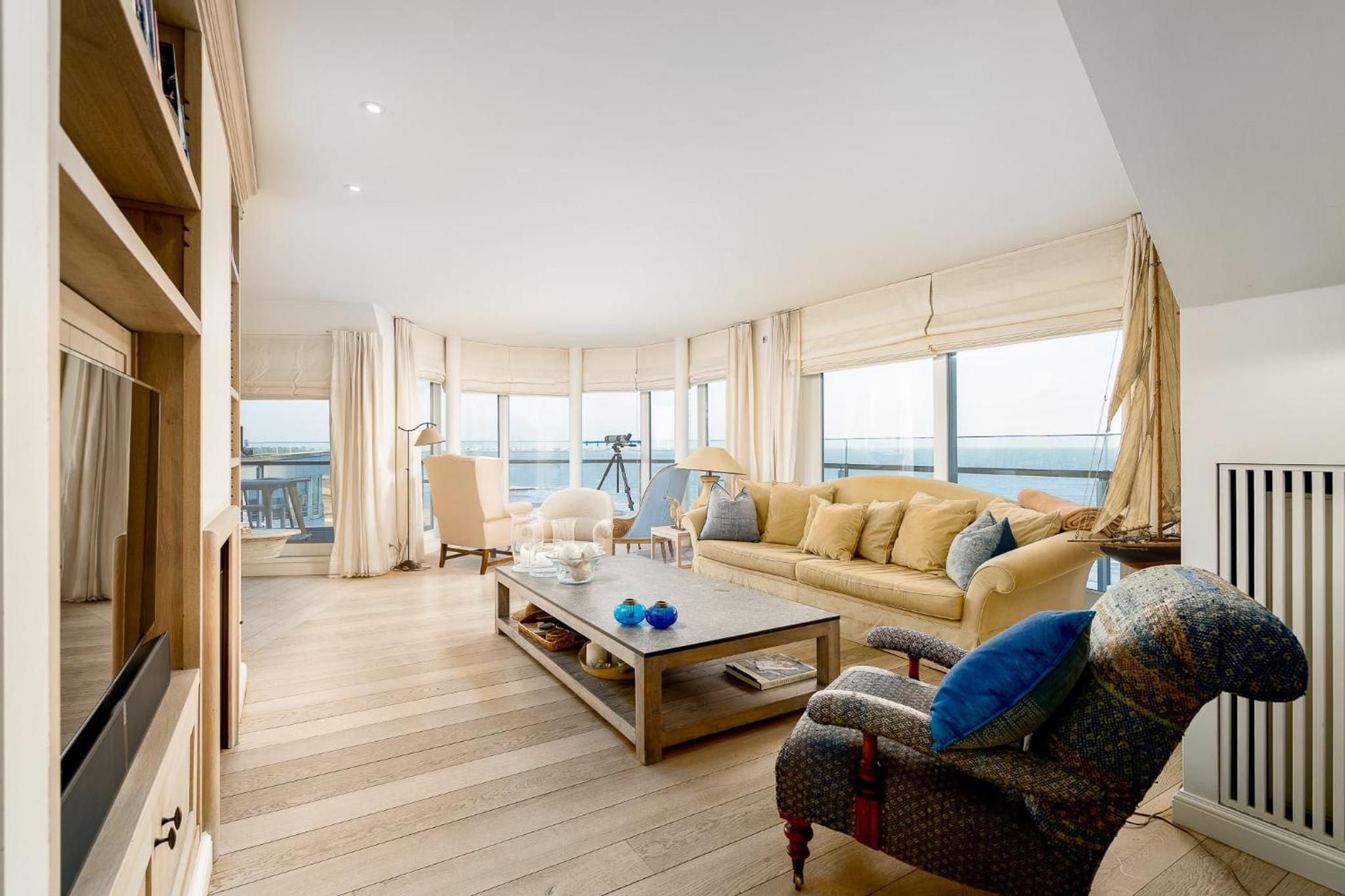 Magnificent penthouse with parking and sea view