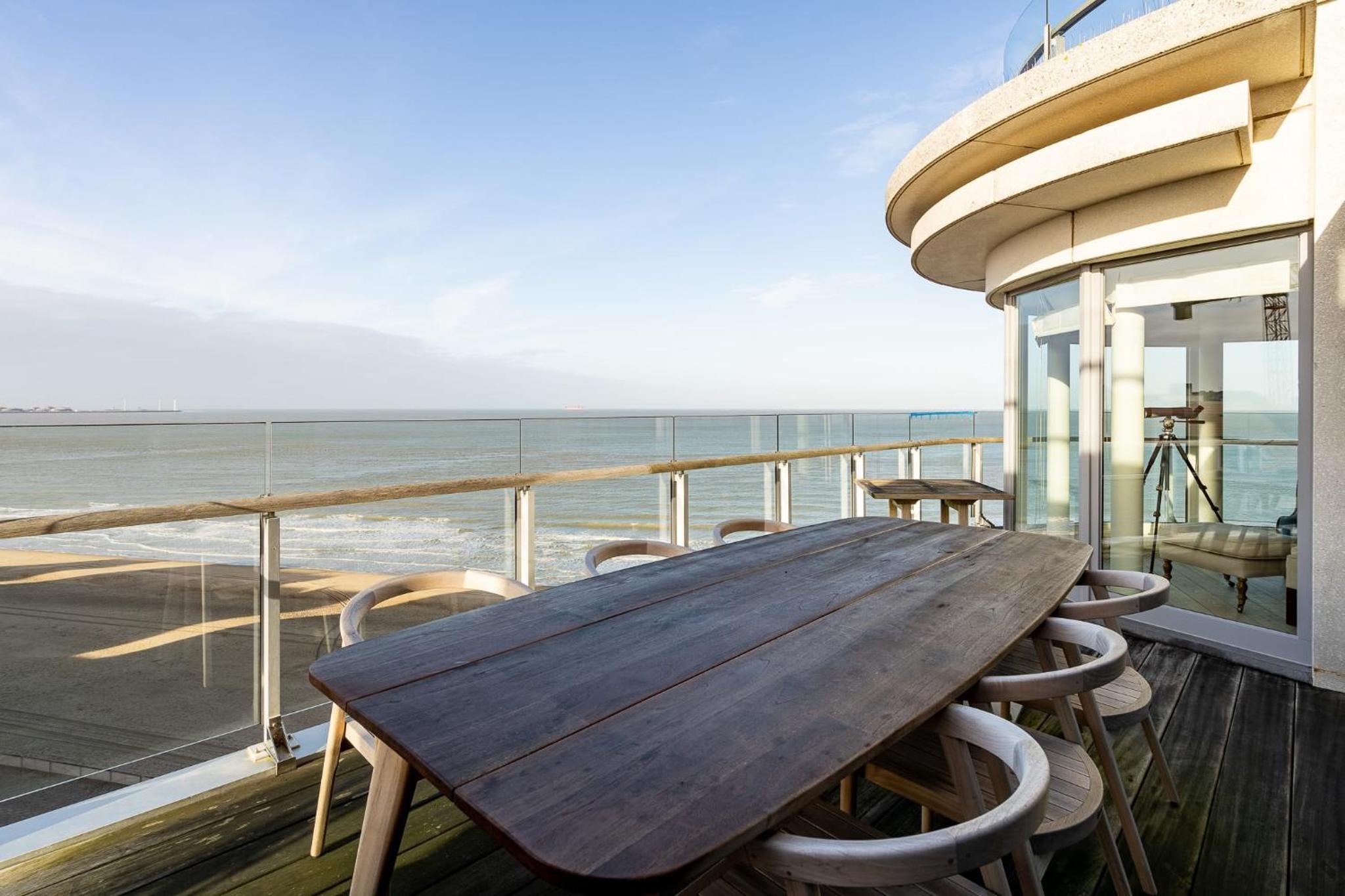 Magnificent penthouse with parking and sea view
