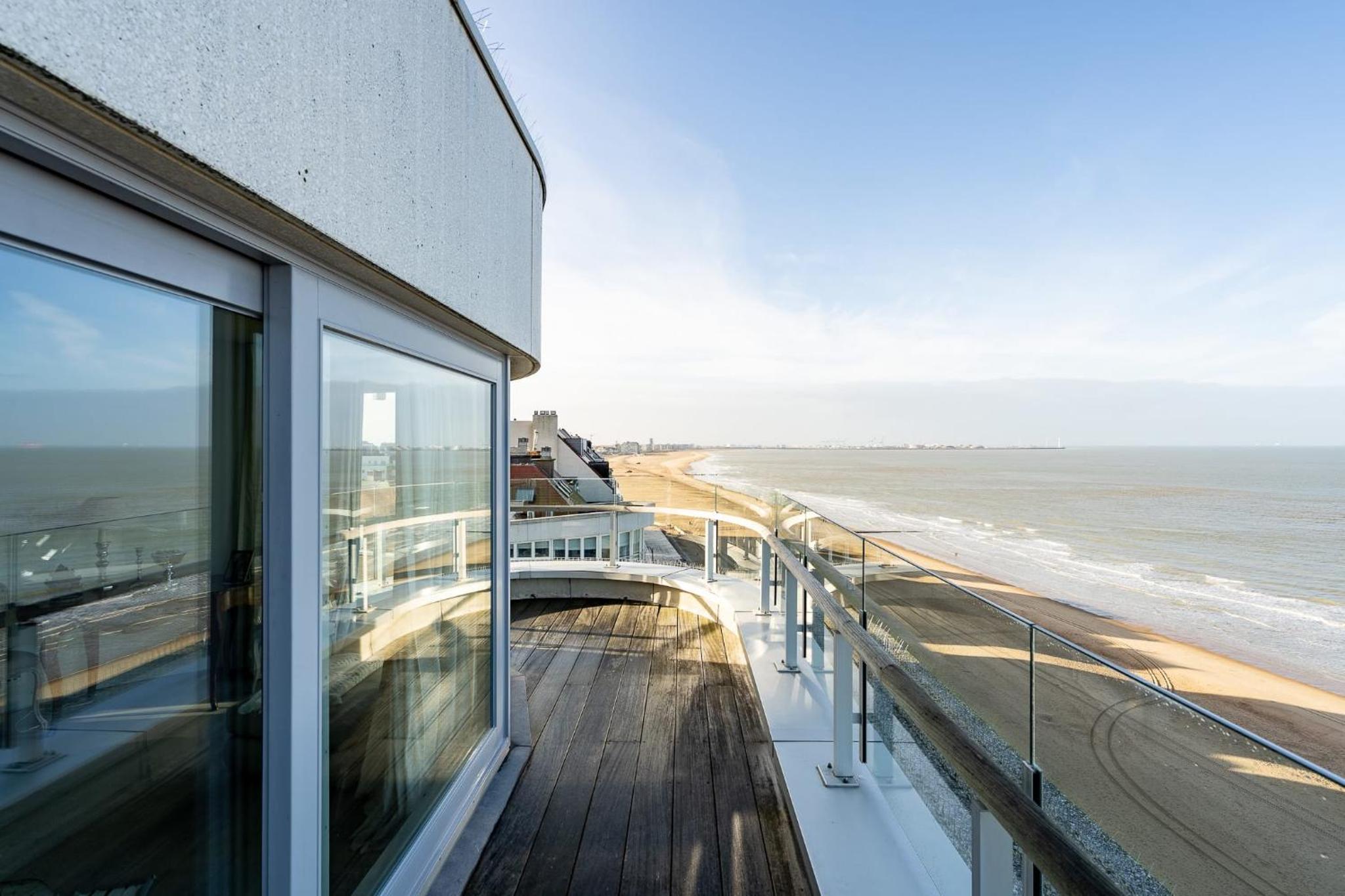 Magnificent penthouse with parking and sea view