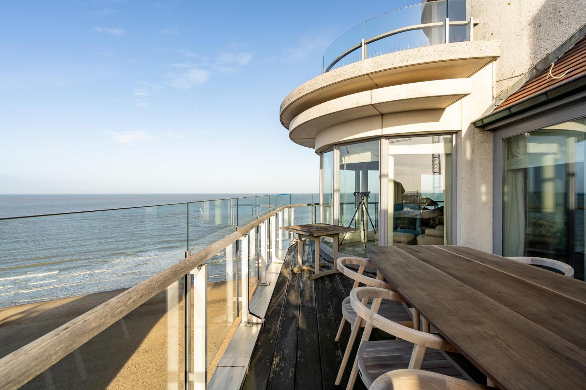Magnificent penthouse with parking and sea view