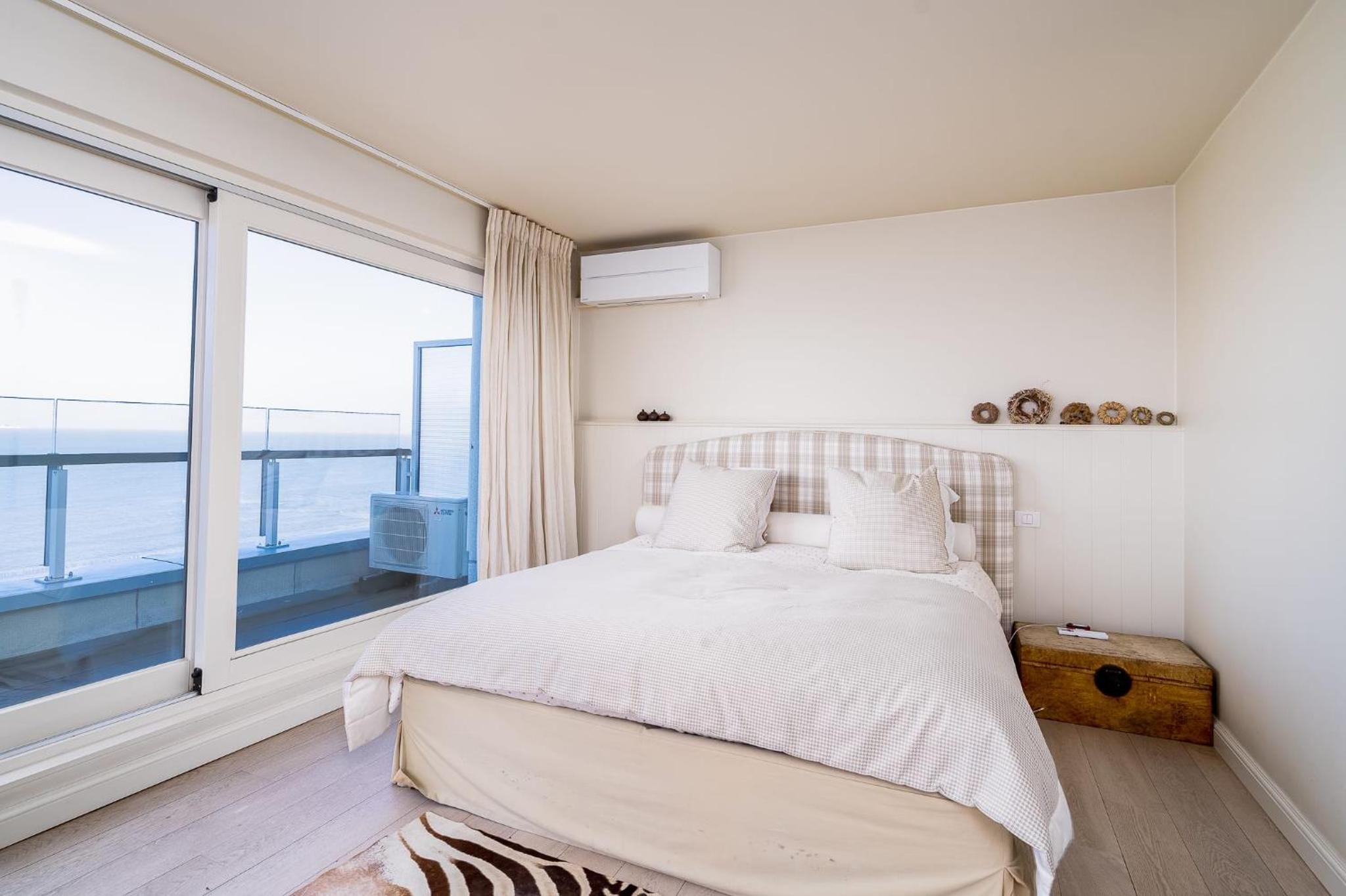 Magnificent penthouse with parking and sea view