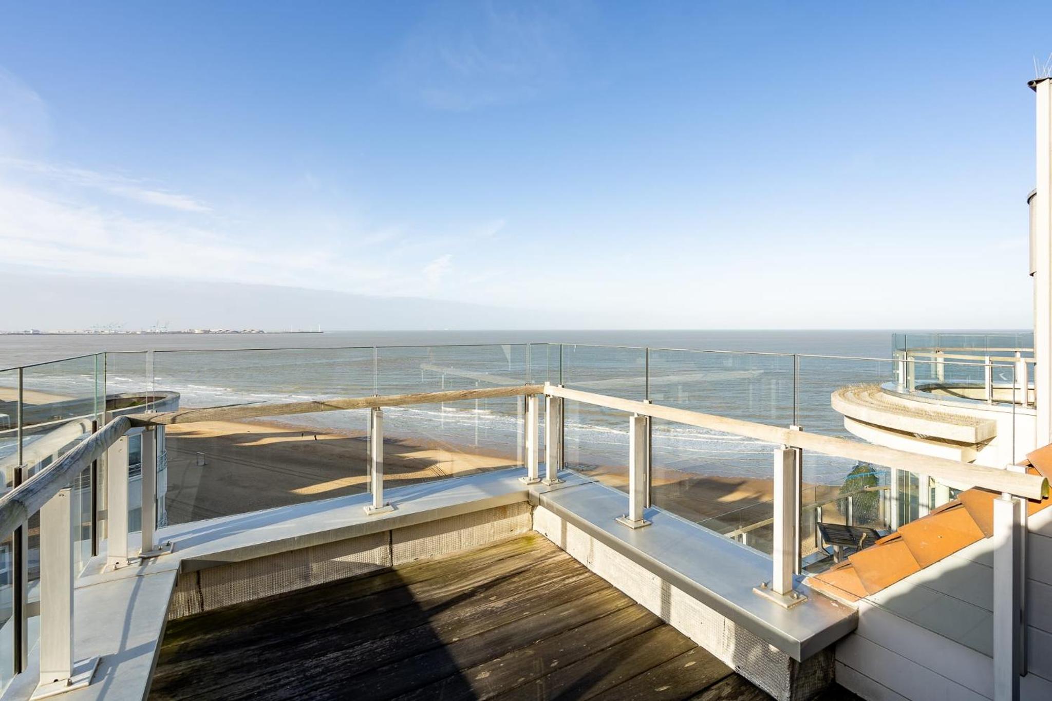 Magnificent penthouse with parking and sea view