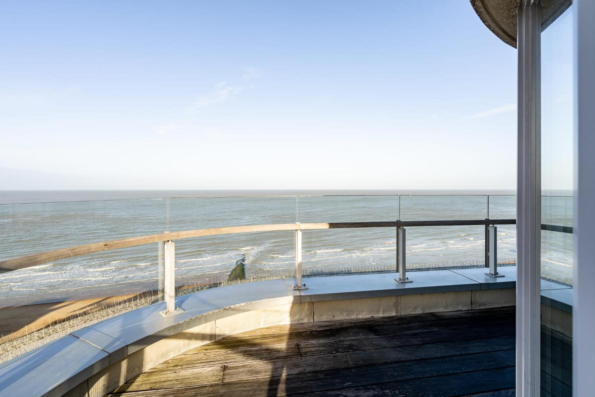 Magnificent penthouse with parking and sea view