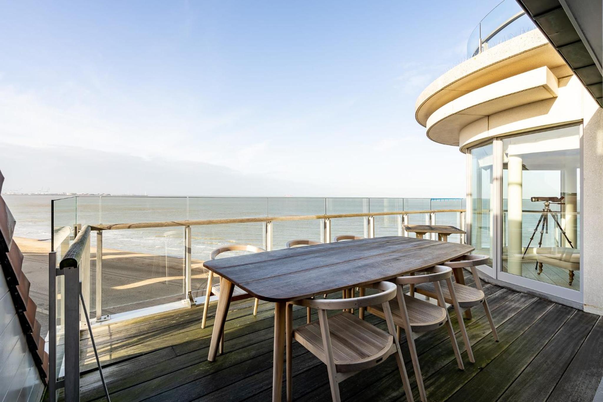 Magnificent penthouse with parking and sea view