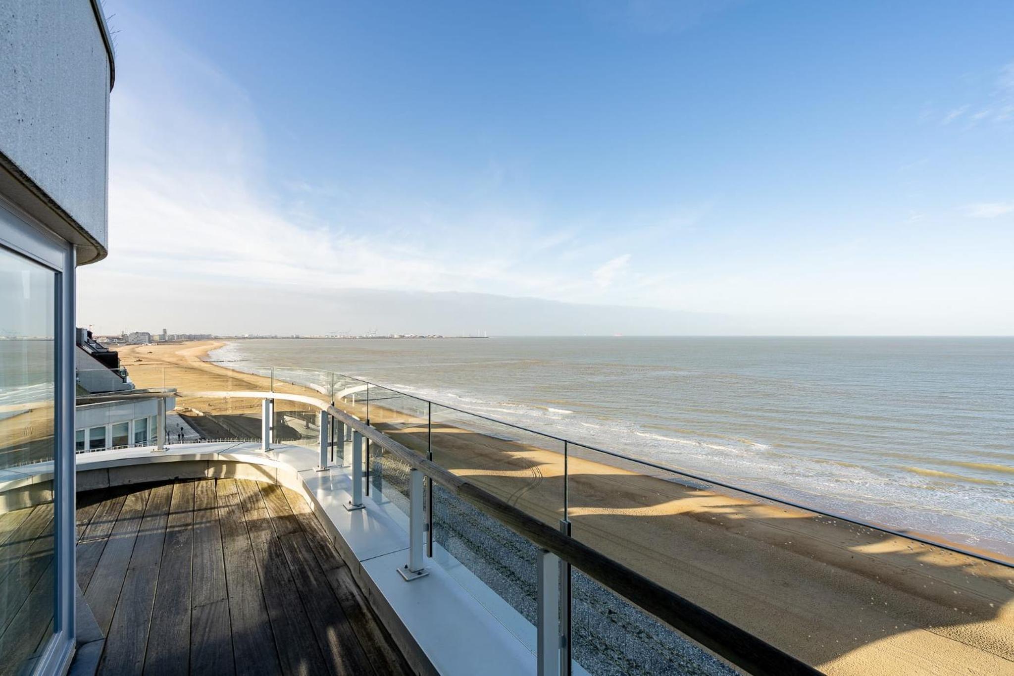Magnificent penthouse with parking and sea view