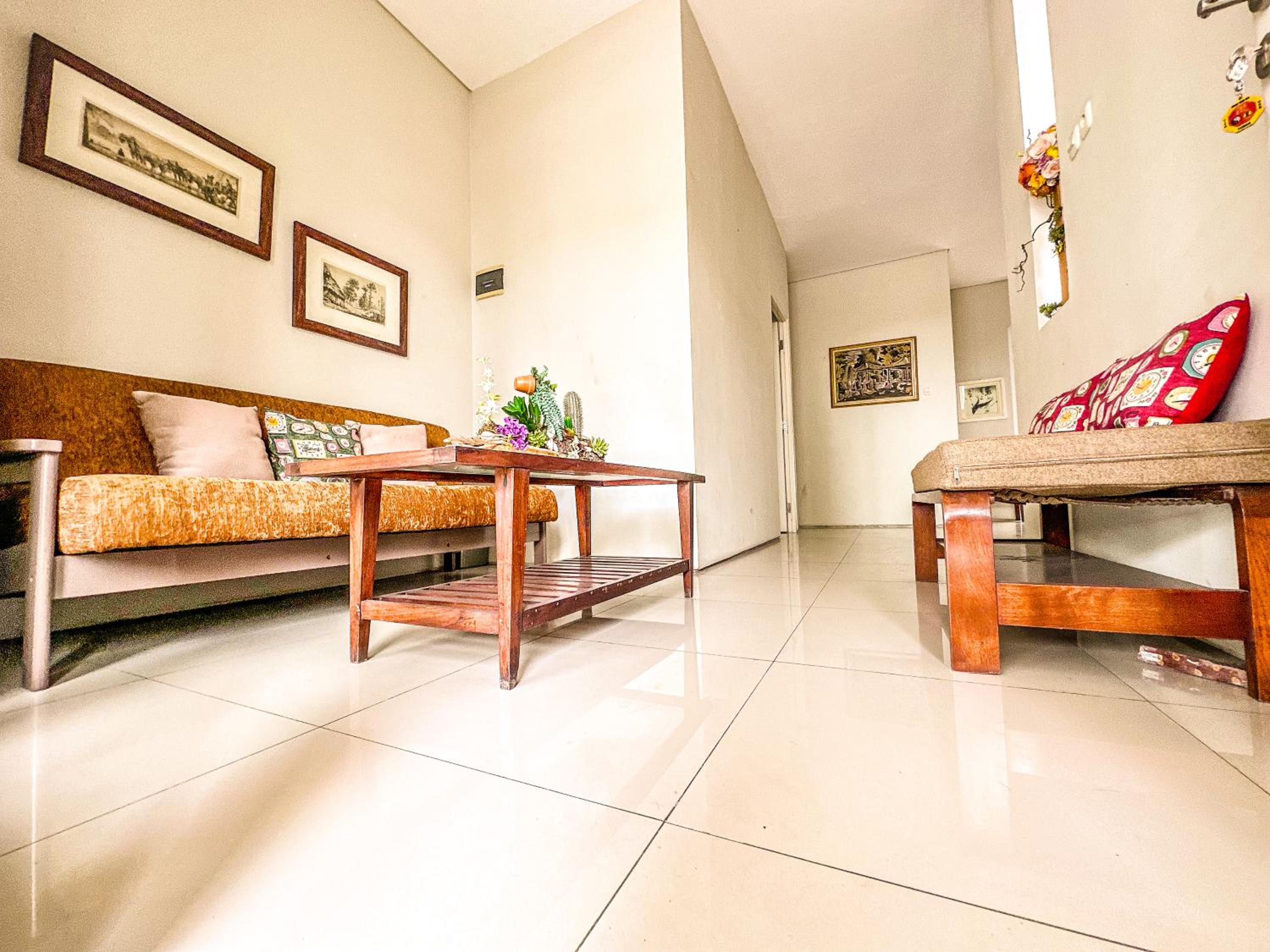 Royal Residence 3BR Exclusive Town House in West Surabaya by Le Ciel Hospitality view 5